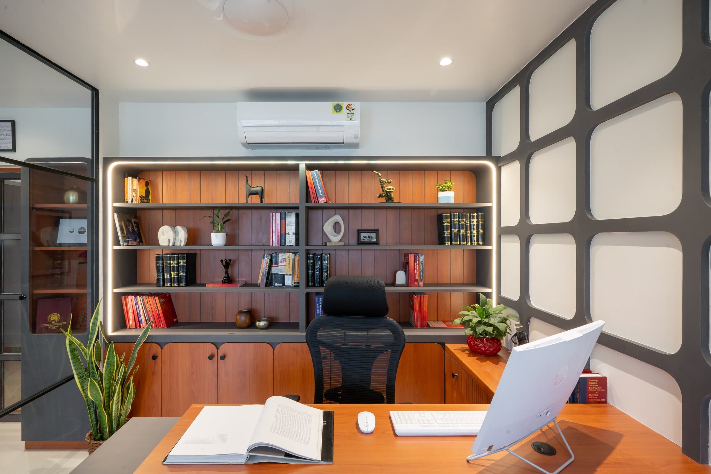 A refined law chamber where glass replaces walls without losing privacy — photo 2 of 8