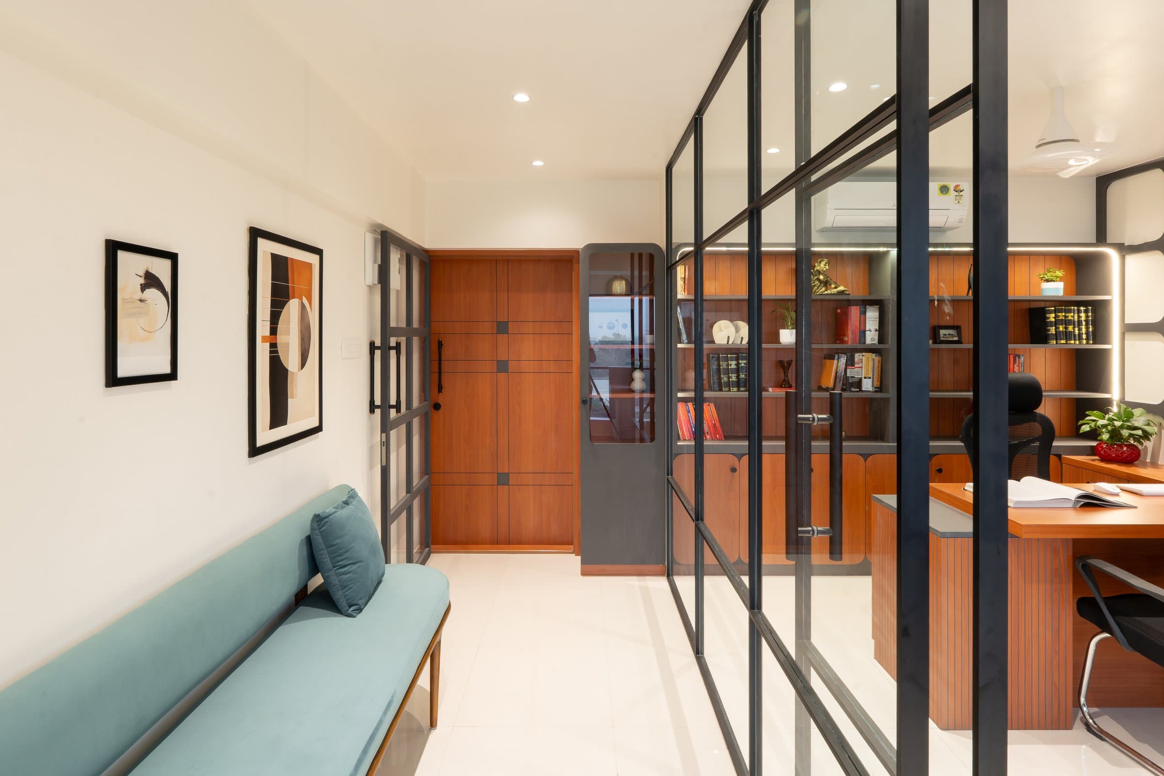 A refined law chamber where glass replaces walls without losing privacy — photo 3 of 8