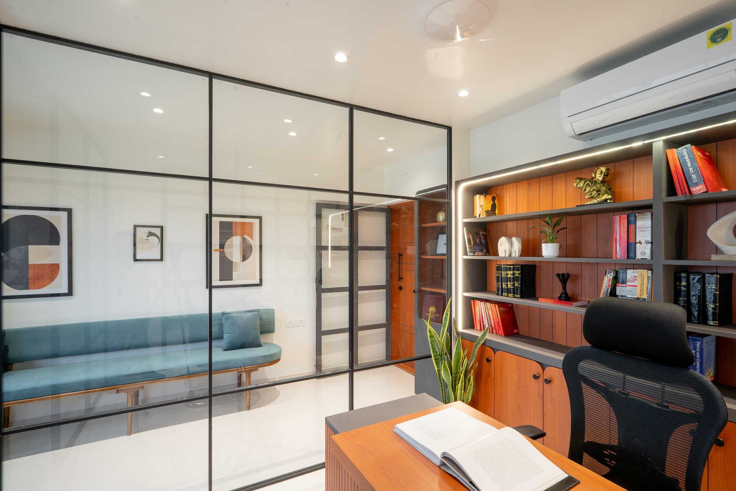 A refined law chamber where glass replaces walls without losing privacy — photo 4 of 8