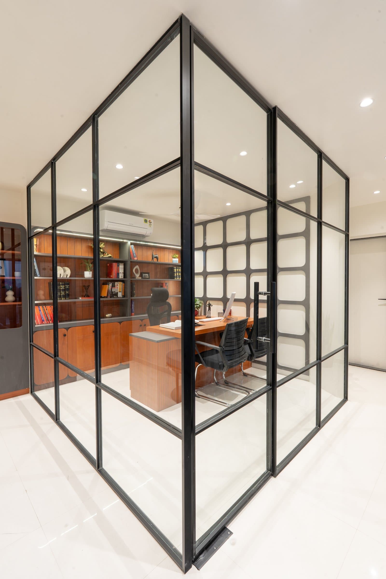 A refined law chamber where glass replaces walls without losing privacy — photo 5 of 8