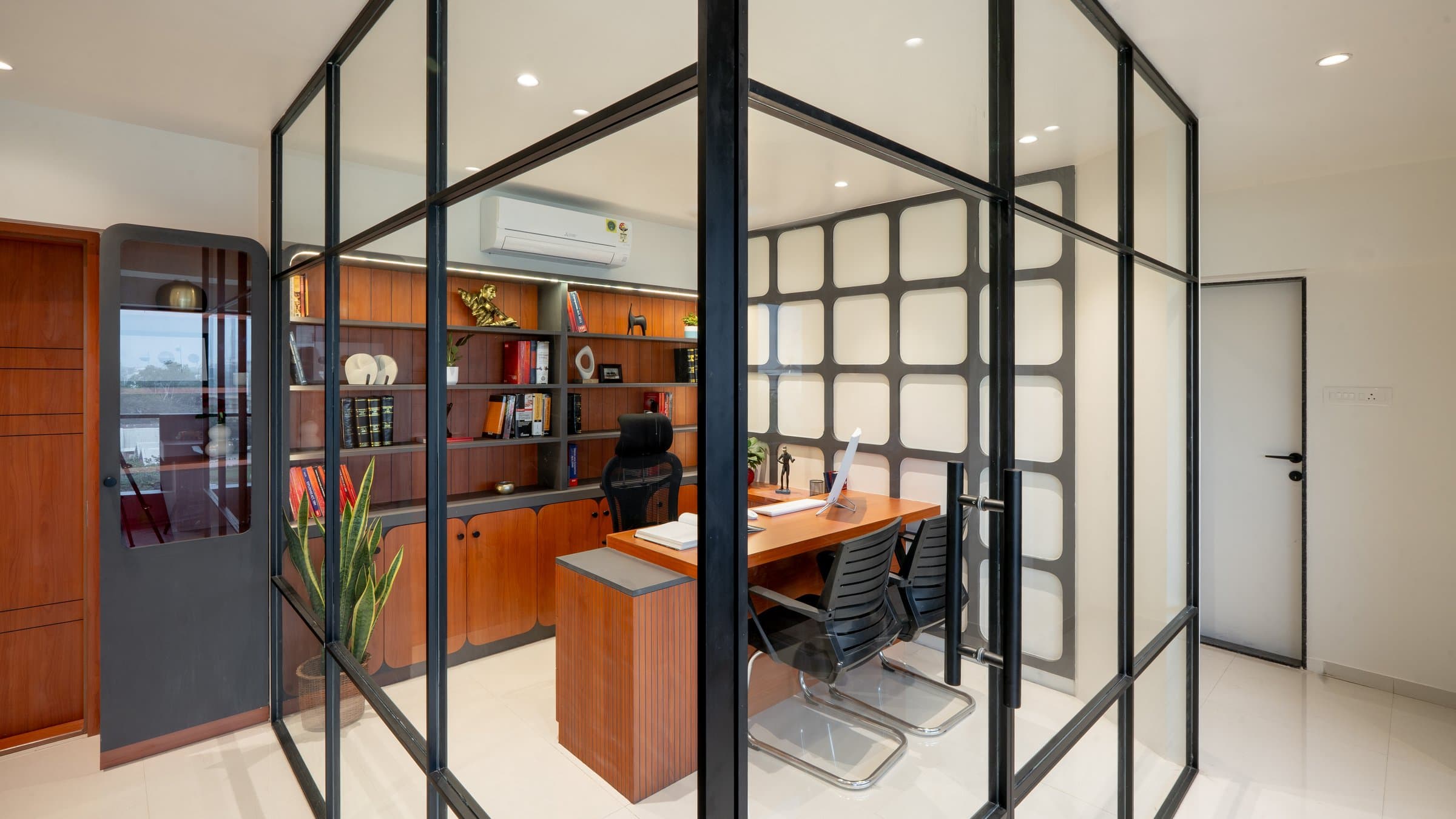 A refined law chamber where glass replaces walls without losing privacy — photo 6 of 8