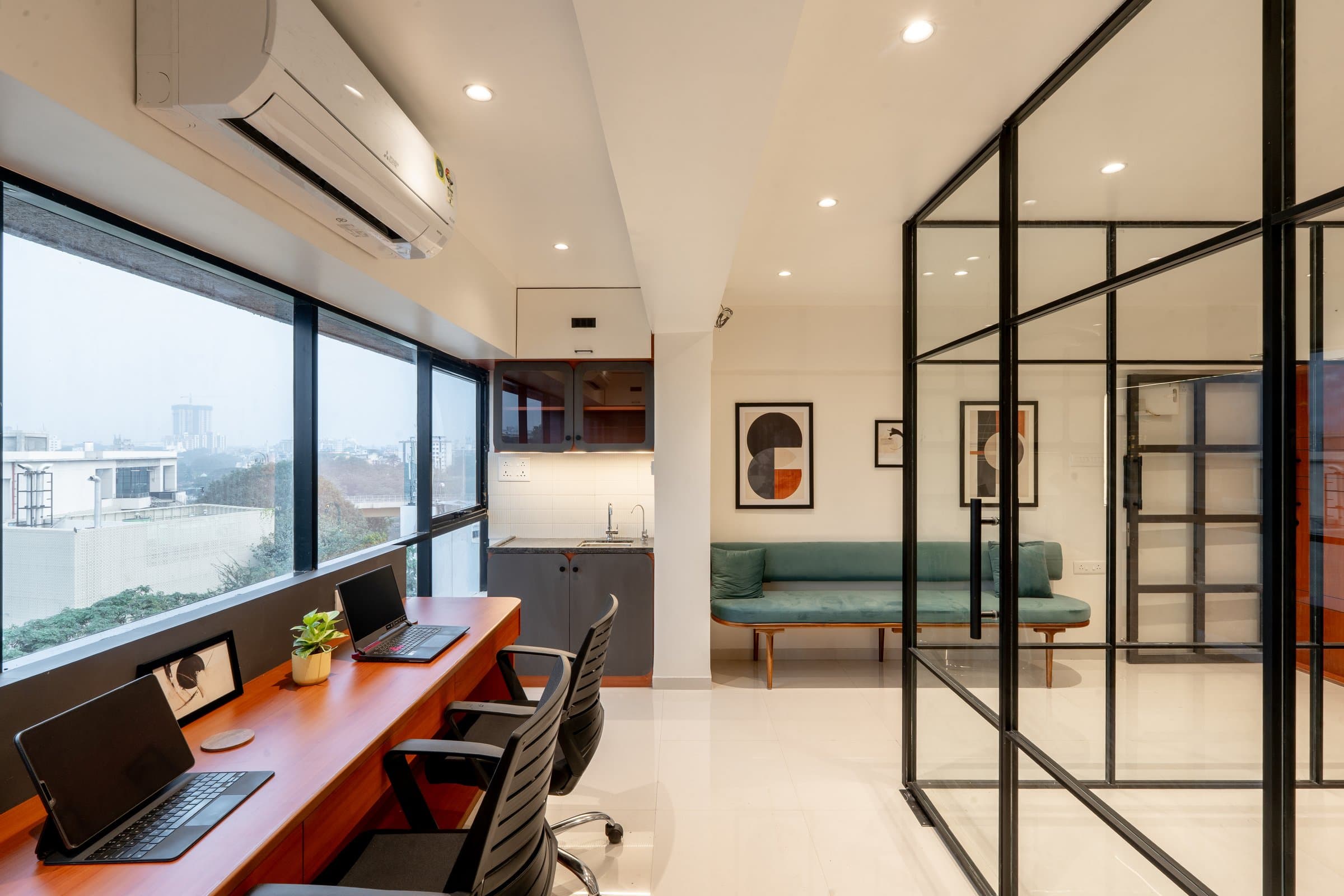 A refined law chamber where glass replaces walls without losing privacy — photo 7 of 8