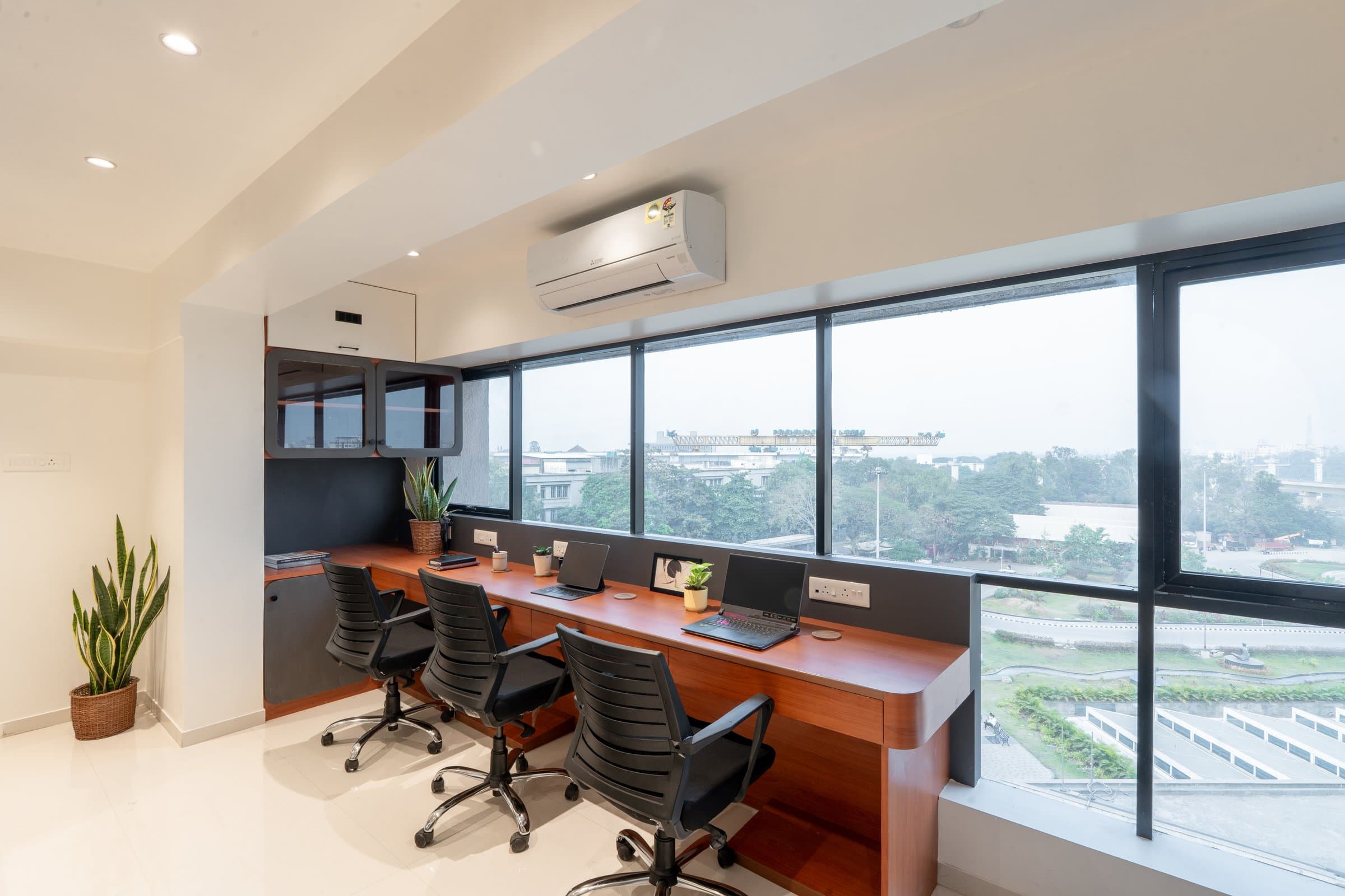 A refined law chamber where glass replaces walls without losing privacy — photo 8 of 8