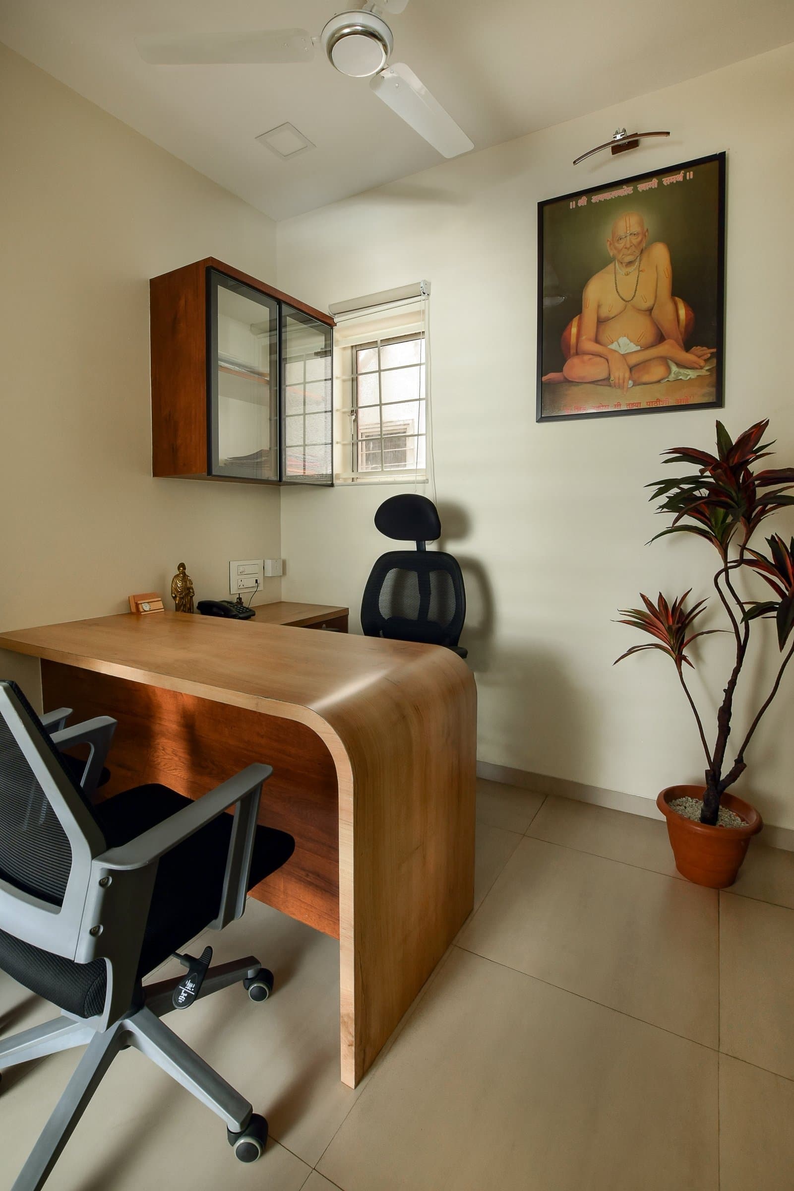 A 1,200 sq. ft. law office where bold colour replaces convention — photo 4 of 6