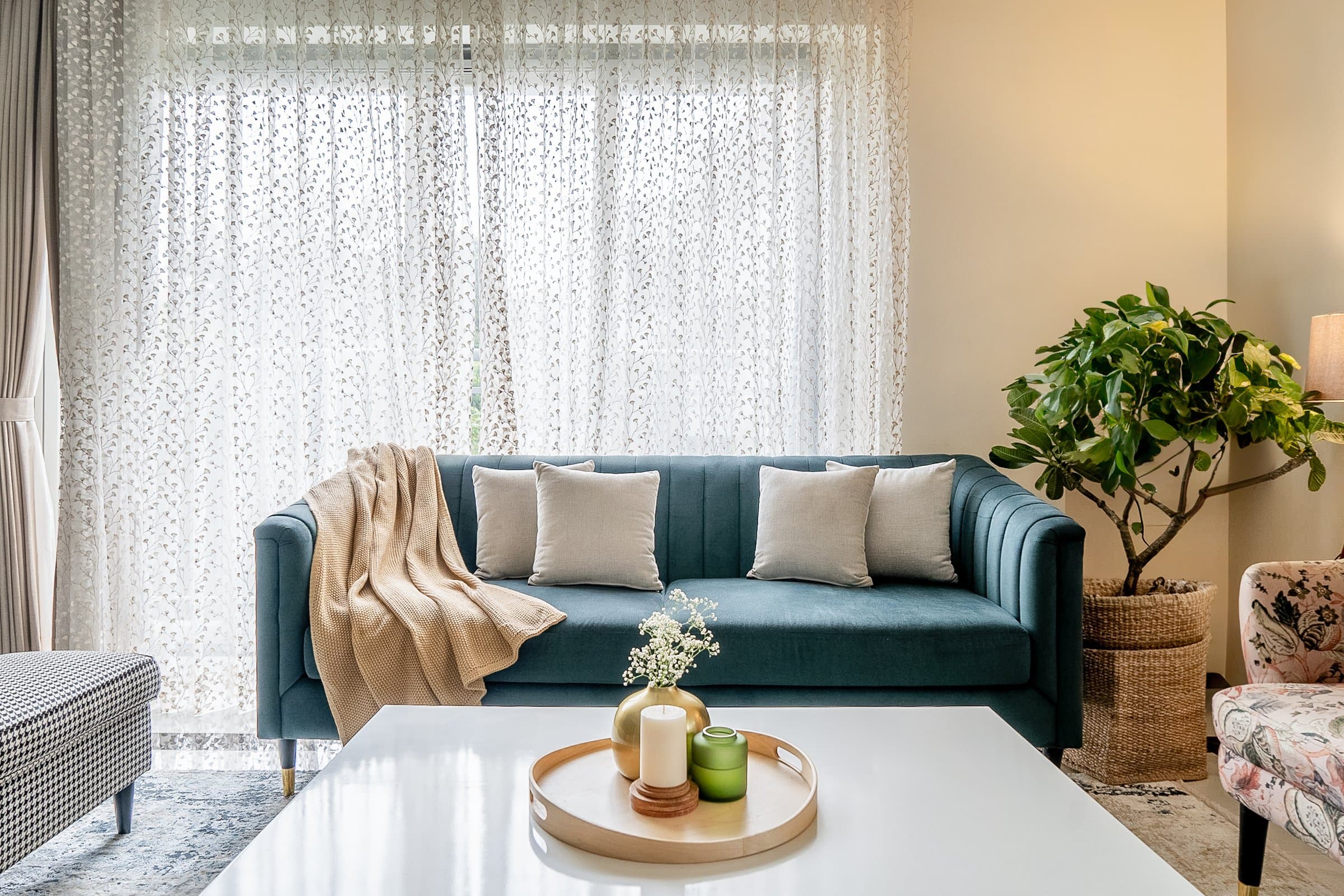 A 1,500 sq. ft. home where every room commits to its own colour — photo 14 of 31