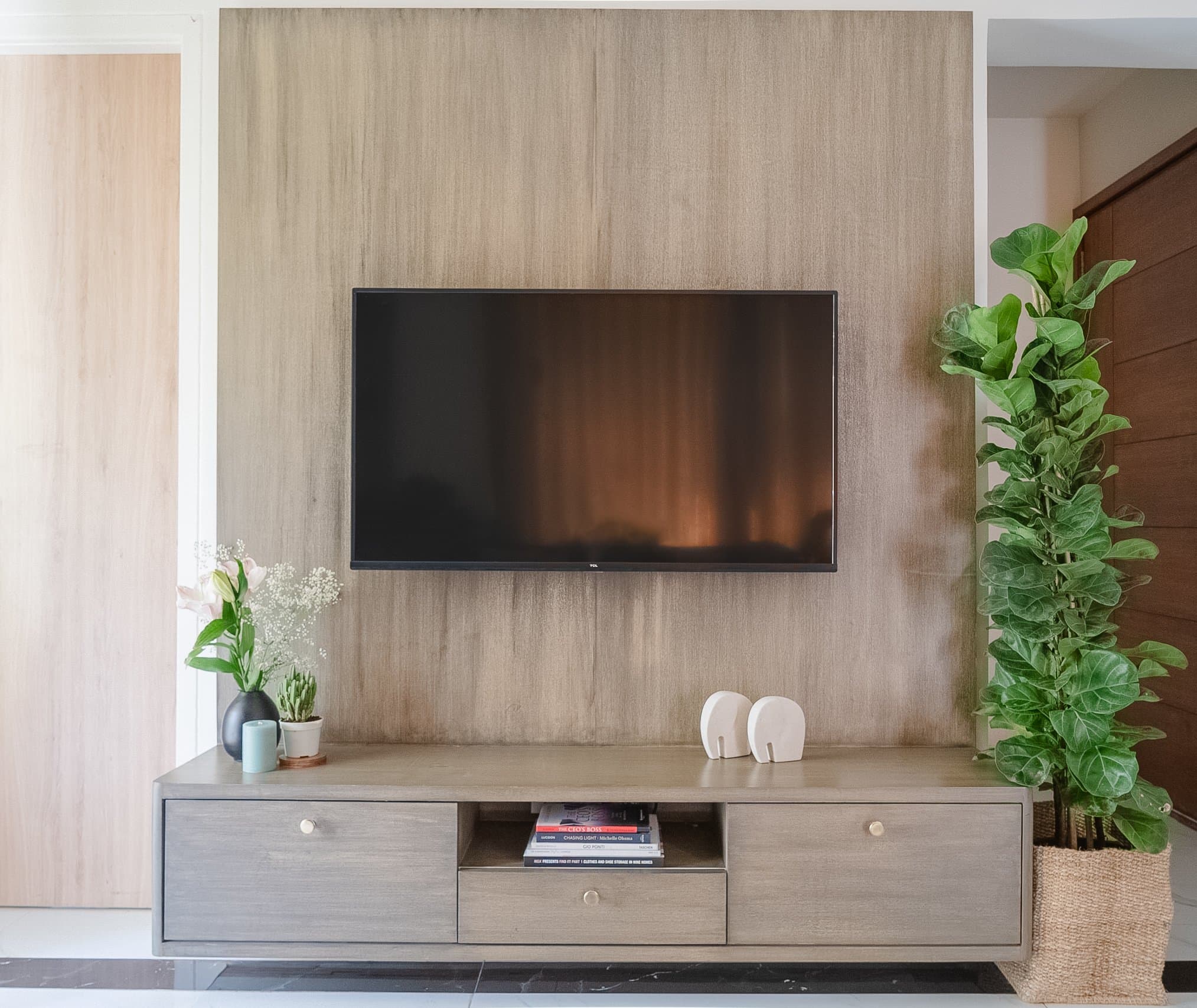 A 1,500 sq. ft. home where every room commits to its own colour — photo 17 of 31