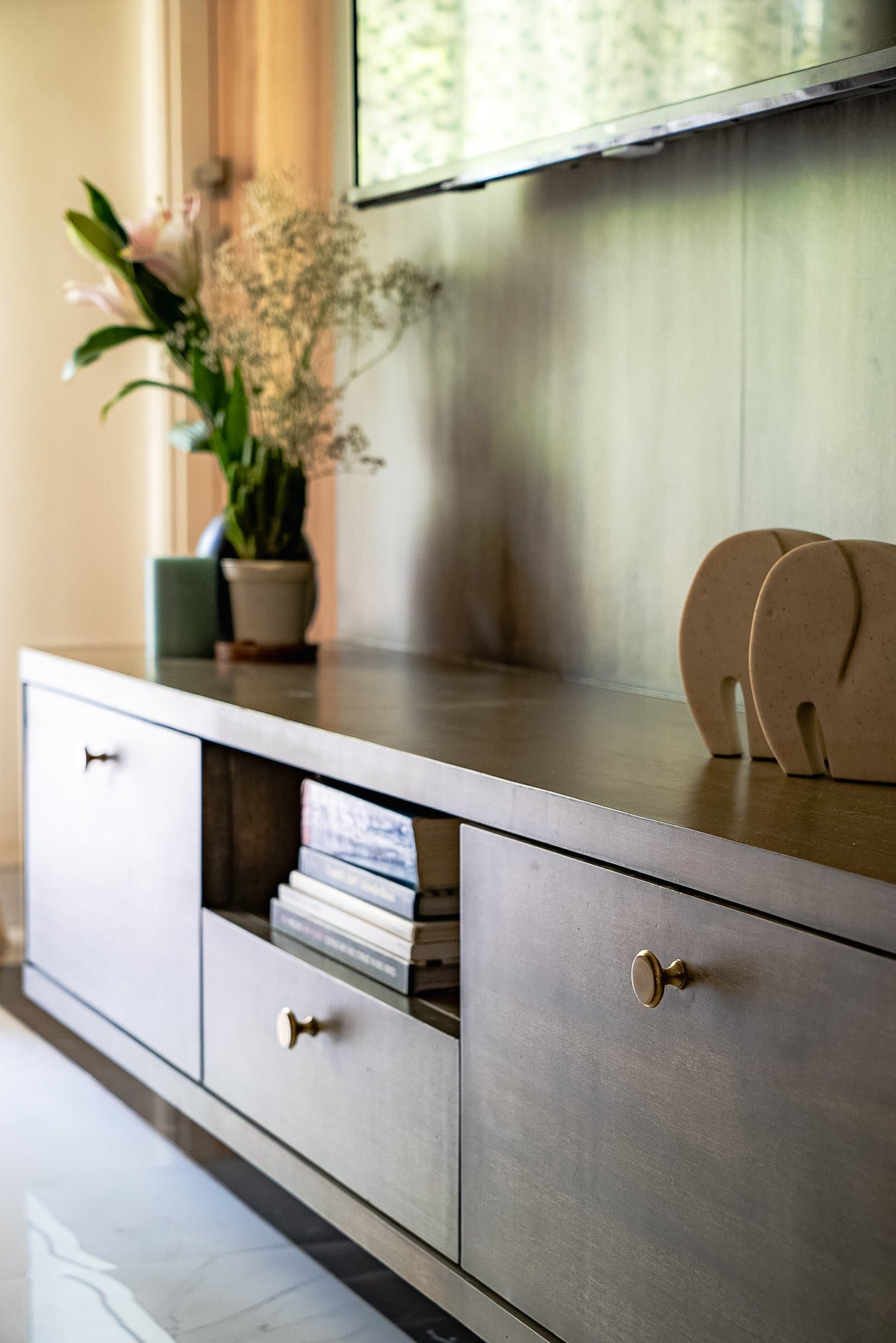 A 1,500 sq. ft. home where every room commits to its own colour — photo 19 of 31