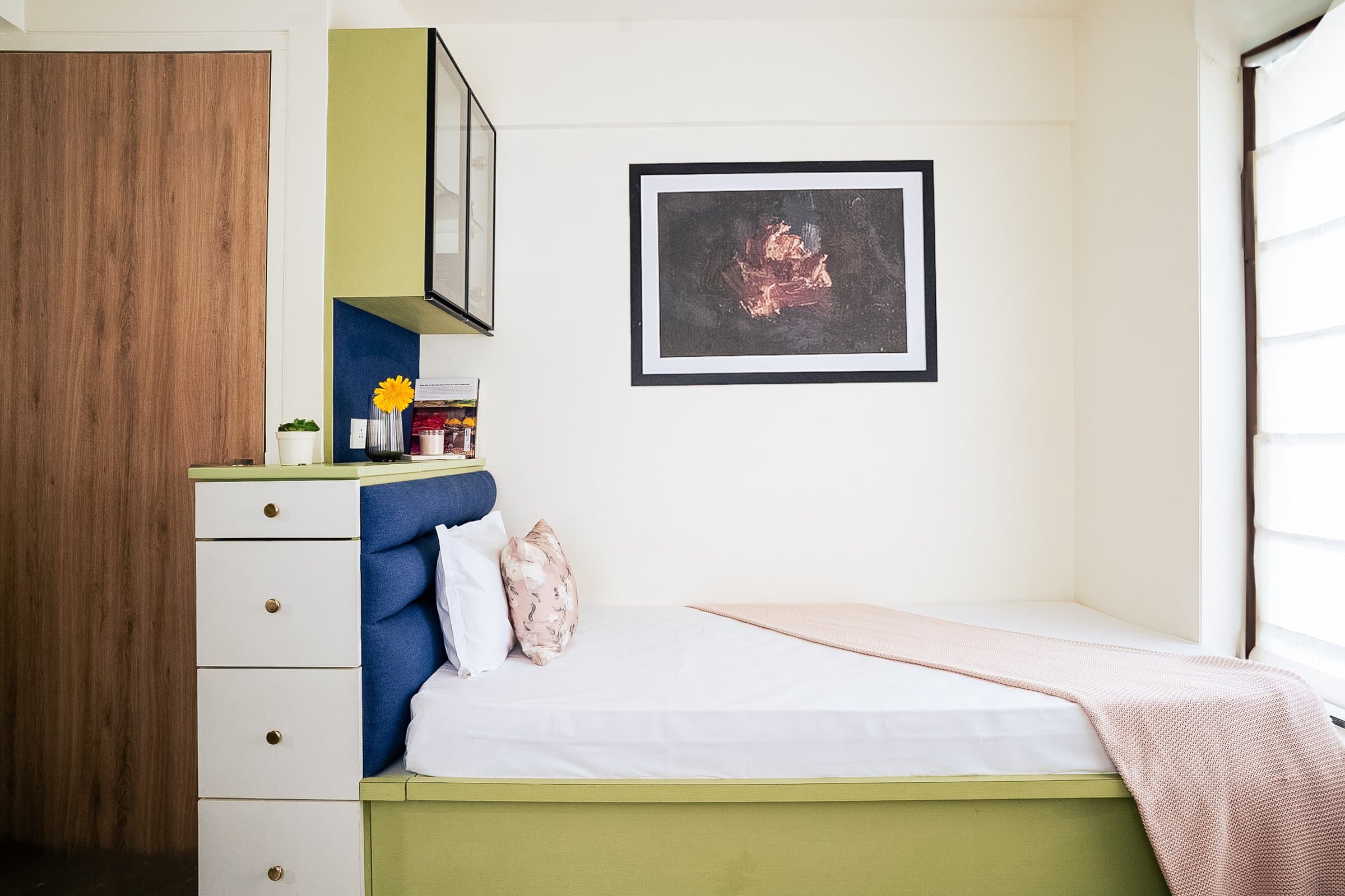 A 1,500 sq. ft. home where every room commits to its own colour — photo 21 of 31